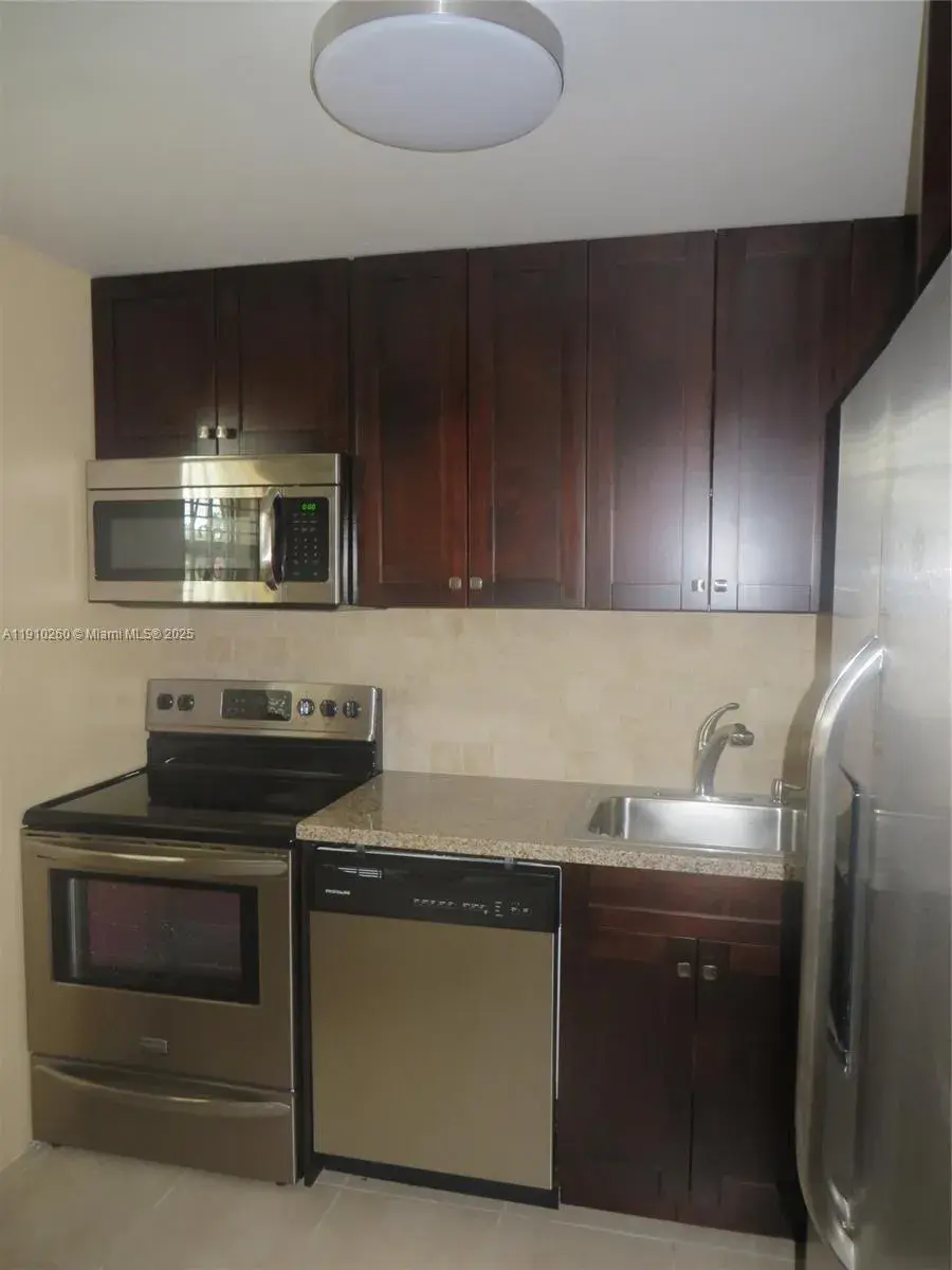 1 bedroom 1 bath Residential Lease for rent at 220 SW 9th Ave # 105, Hallandale Beach FL 33009