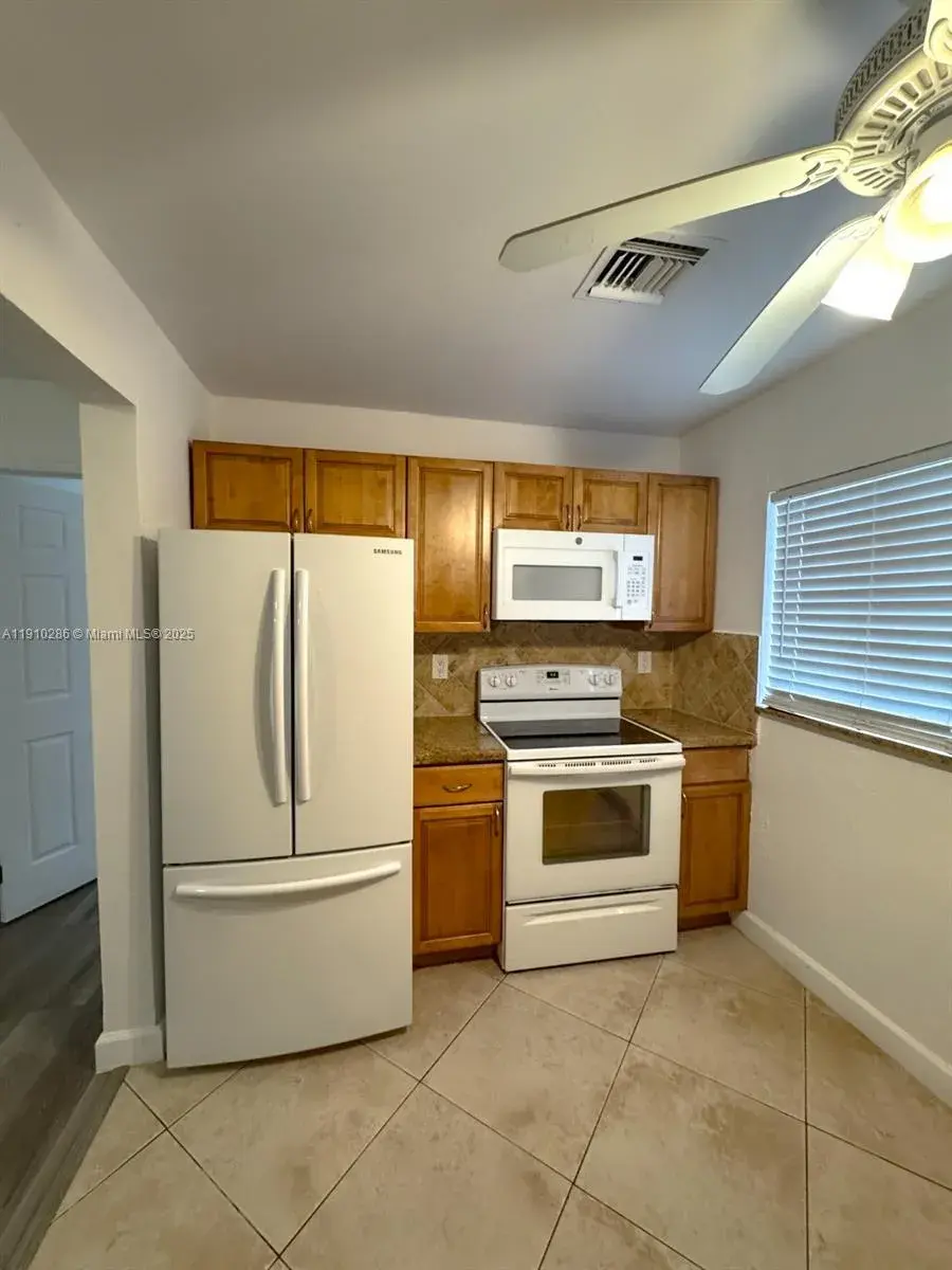 1050 SW 30th St # B, Fort Lauderdale FL 33315