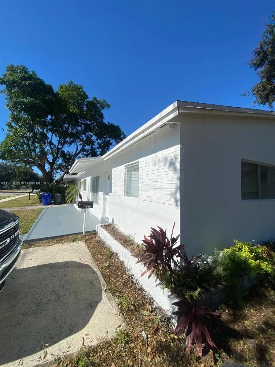 6901 Thomas St, Hollywood FL 33024