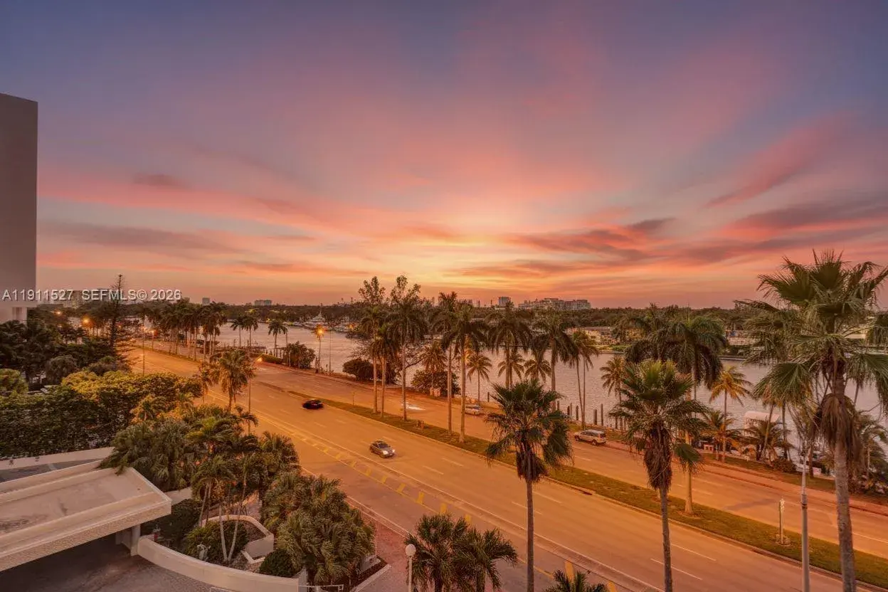 2 bedroom 2 bath Residential for sale at 5005 Collins Ave # 608, Miami Beach FL 33140
