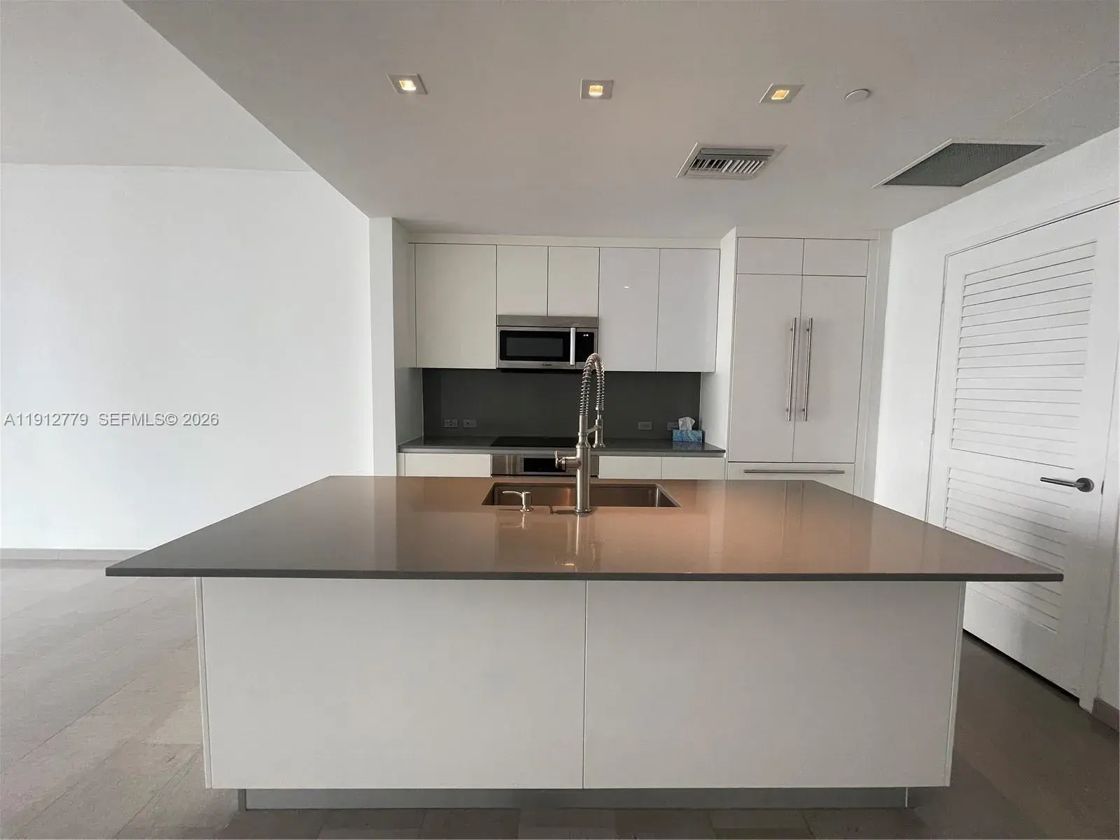 68 SE 6th St # 3806, Miami FL 33131