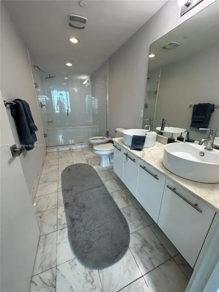 888 Biscayne Blvd # 4302, Miami FL 33132