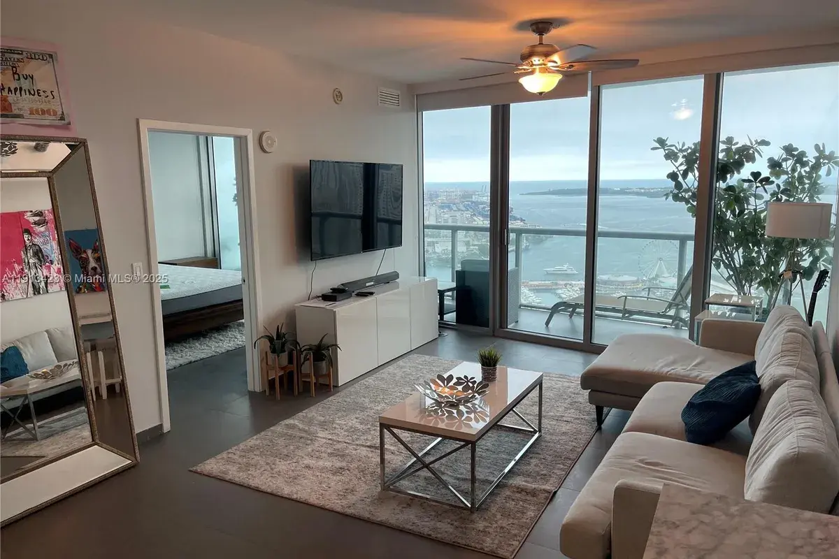 888 Biscayne Blvd # 4302, Miami FL 33132