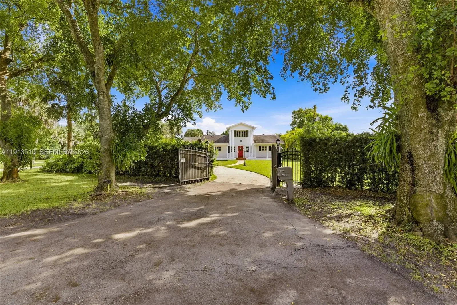 740 E Country Club Cir, Plantation FL 33317