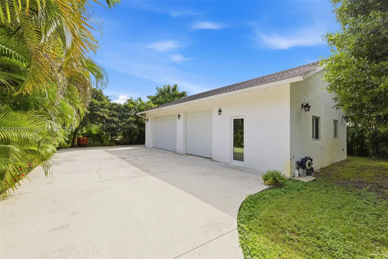 740 E Country Club Cir, Plantation FL 33317