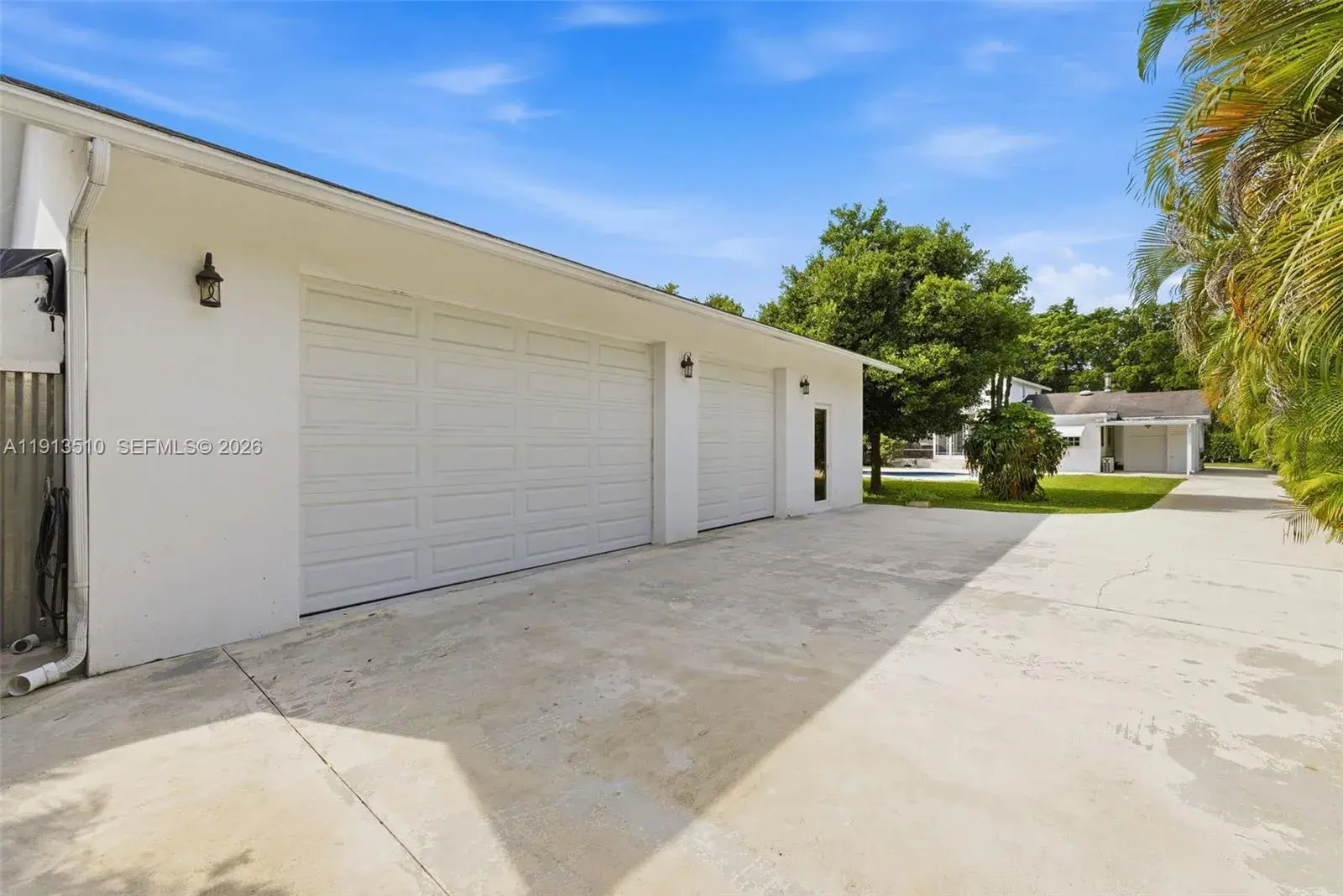 740 E Country Club Cir, Plantation FL 33317