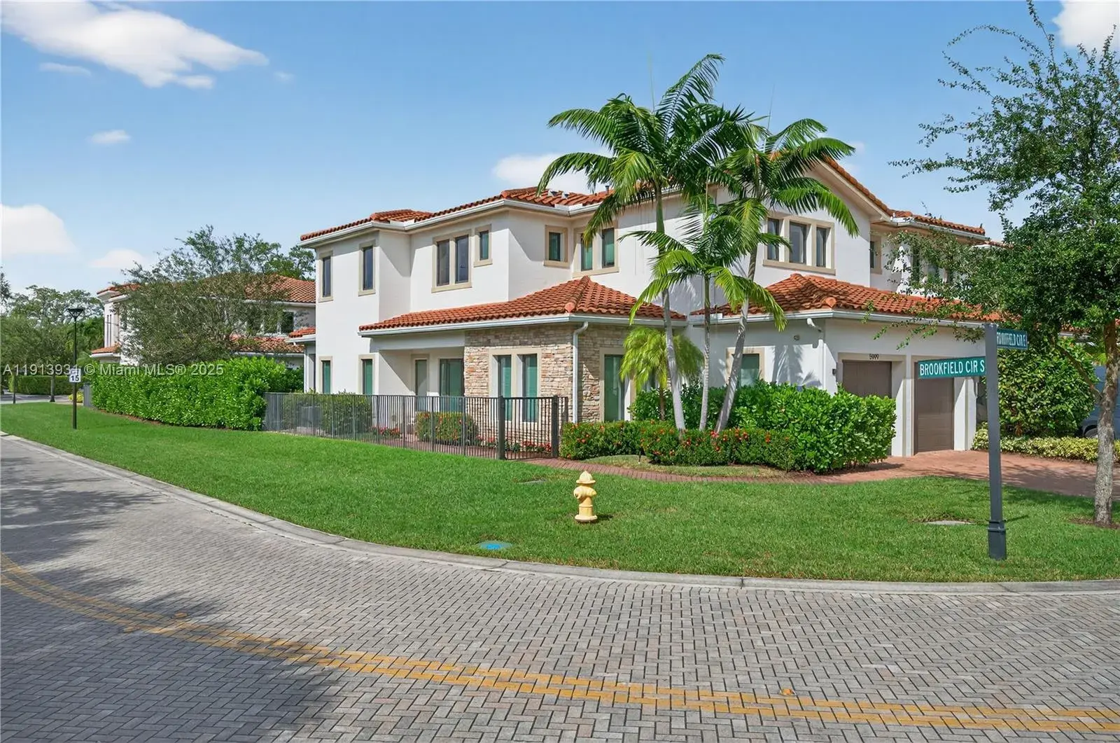 5999 E Brookfield Cir E, Hollywood FL 33312