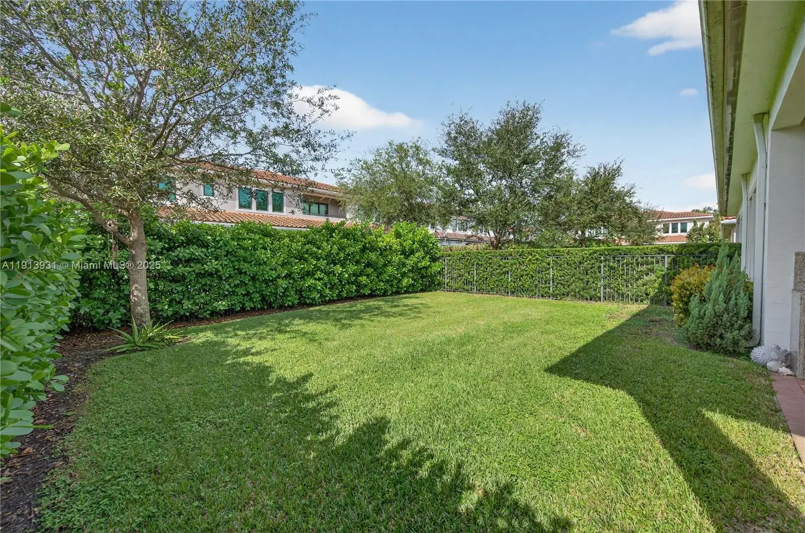 5999 E Brookfield Cir E, Hollywood FL 33312