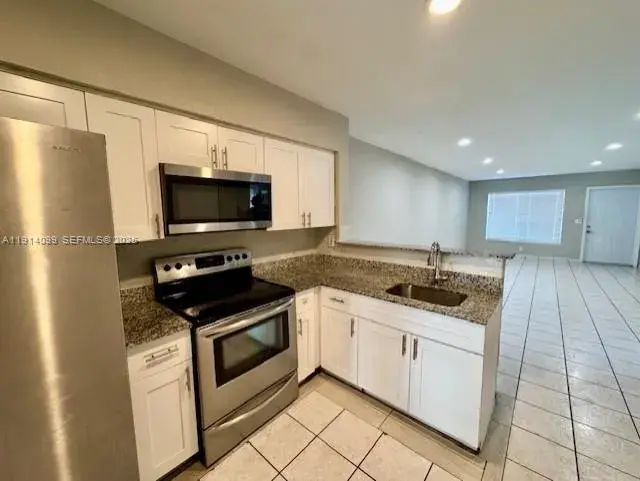 260 SW 8th Ave # B, Hallandale Beach FL 33009