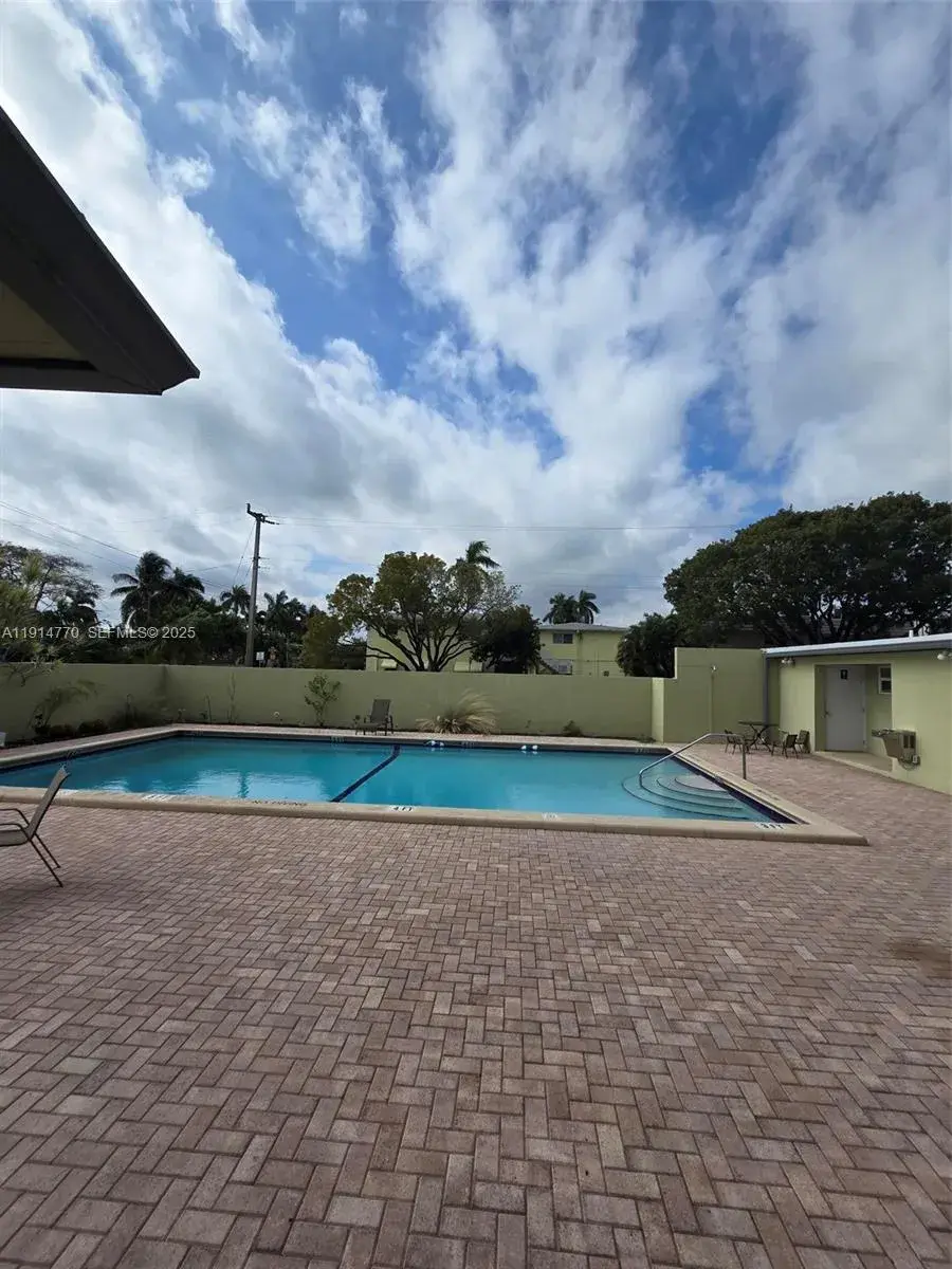 1 bedroom 1 bath Residential Lease for rent at 1425 Arthur St # 410B, Hollywood FL 33020
