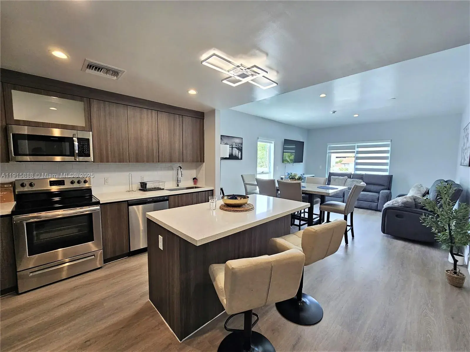 2 bedroom 2 bath Residential for sale at 1938 Jackson St # 202, Hollywood FL 33020
