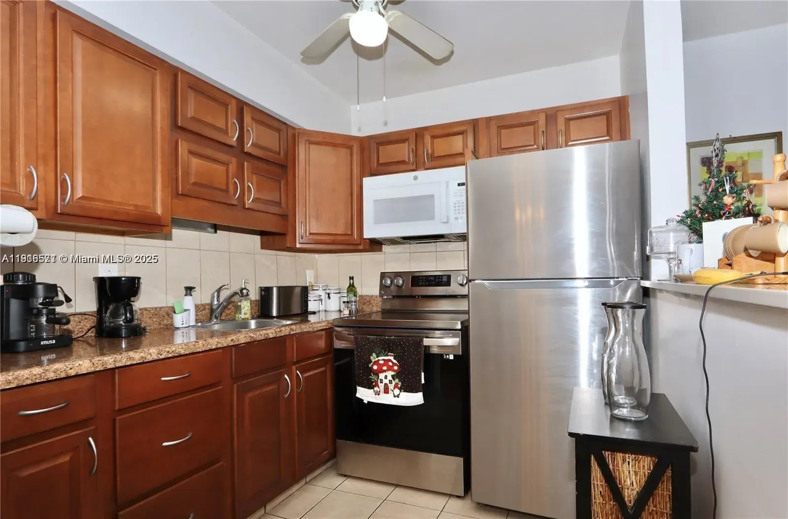 1 bedroom 1 bath Residential for sale at 900 SW 11th Ave # 15C, Hallandale Beach FL 33009