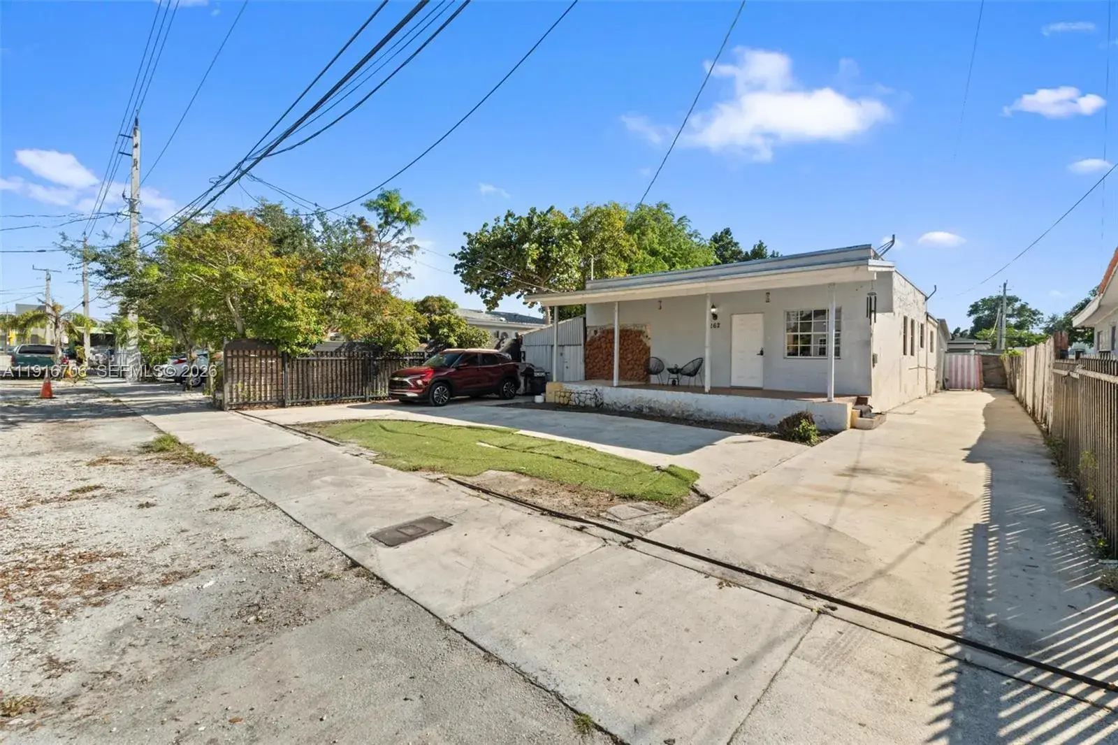 2262 NW 4th St, Miami FL 33125