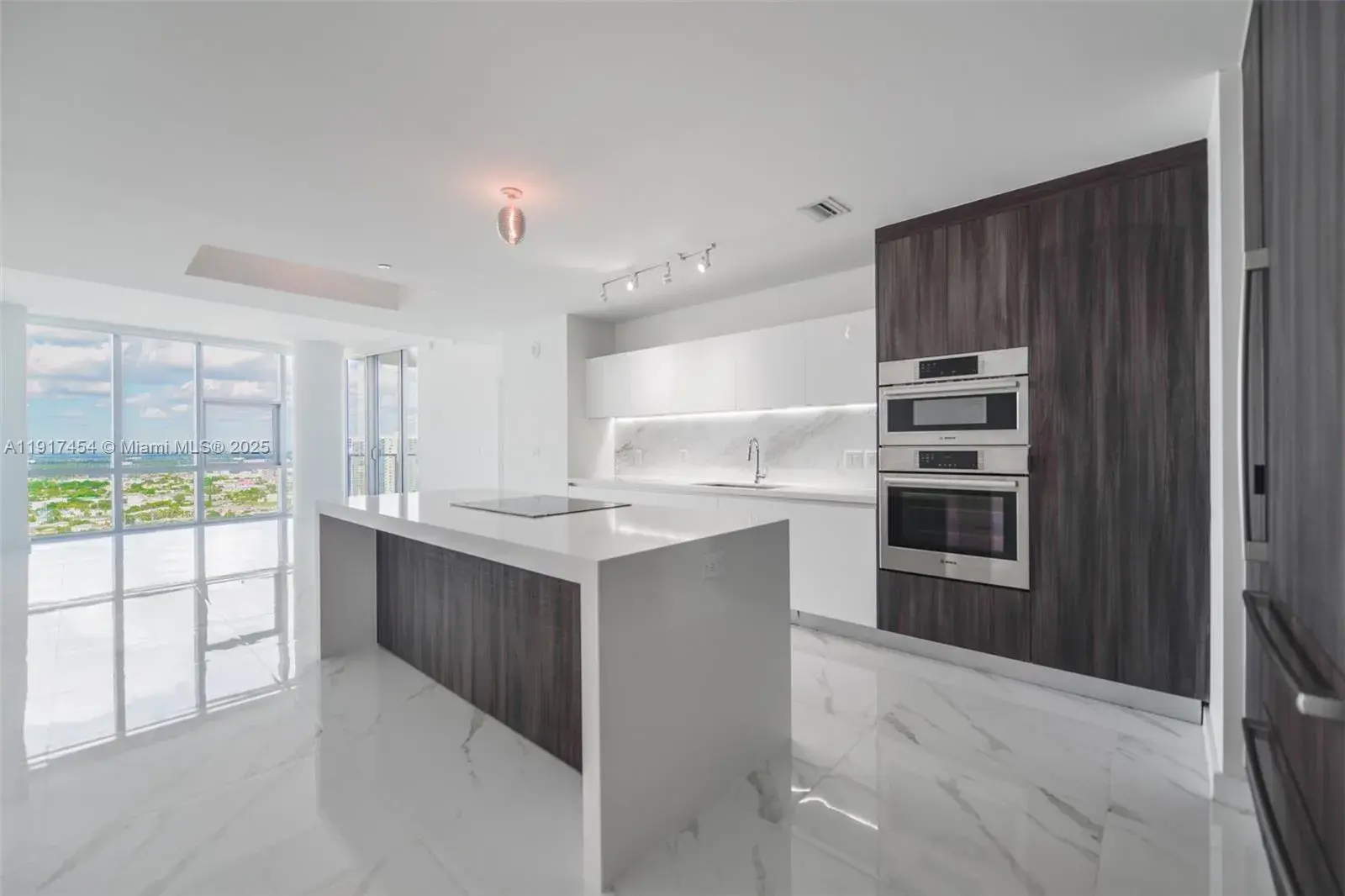 4 bedroom 4 bath Residential Lease for rent at 851 NE 1st Ave # 2801, Miami FL 33132