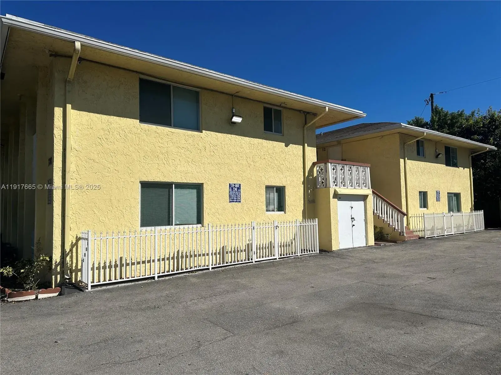 Commercial Sale for sale at 724 NE 4th St, Hallandale Beach FL 33009