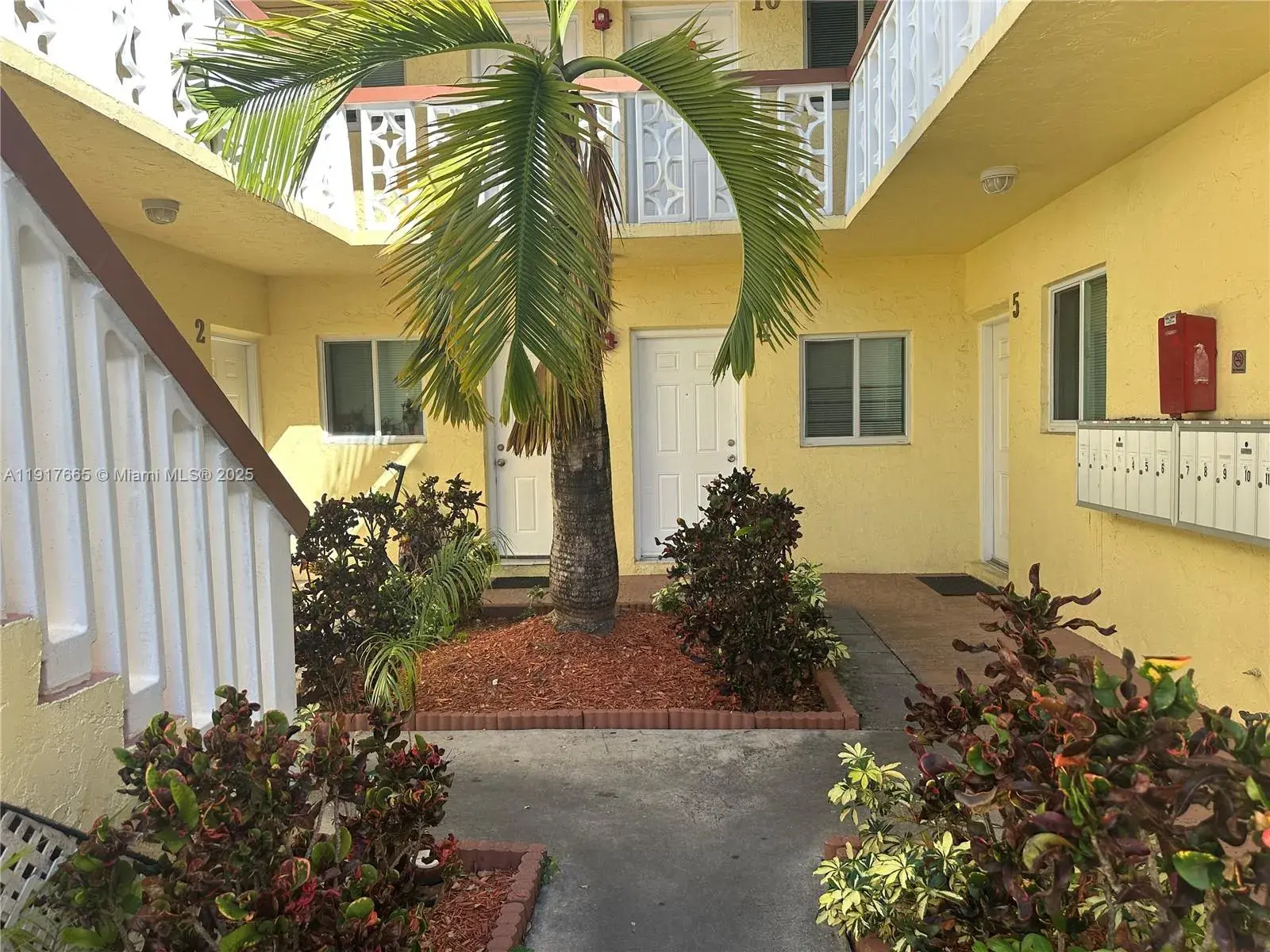 724 NE 4th St, Hallandale Beach FL 33009