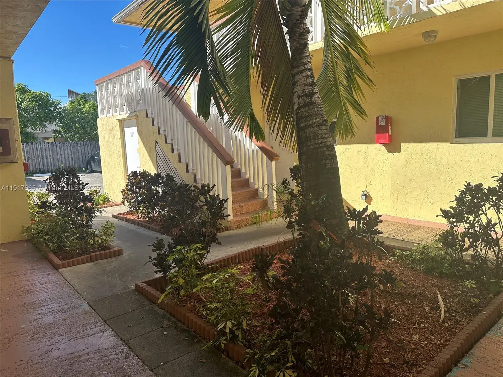 724 NE 4th St, Hallandale Beach FL 33009