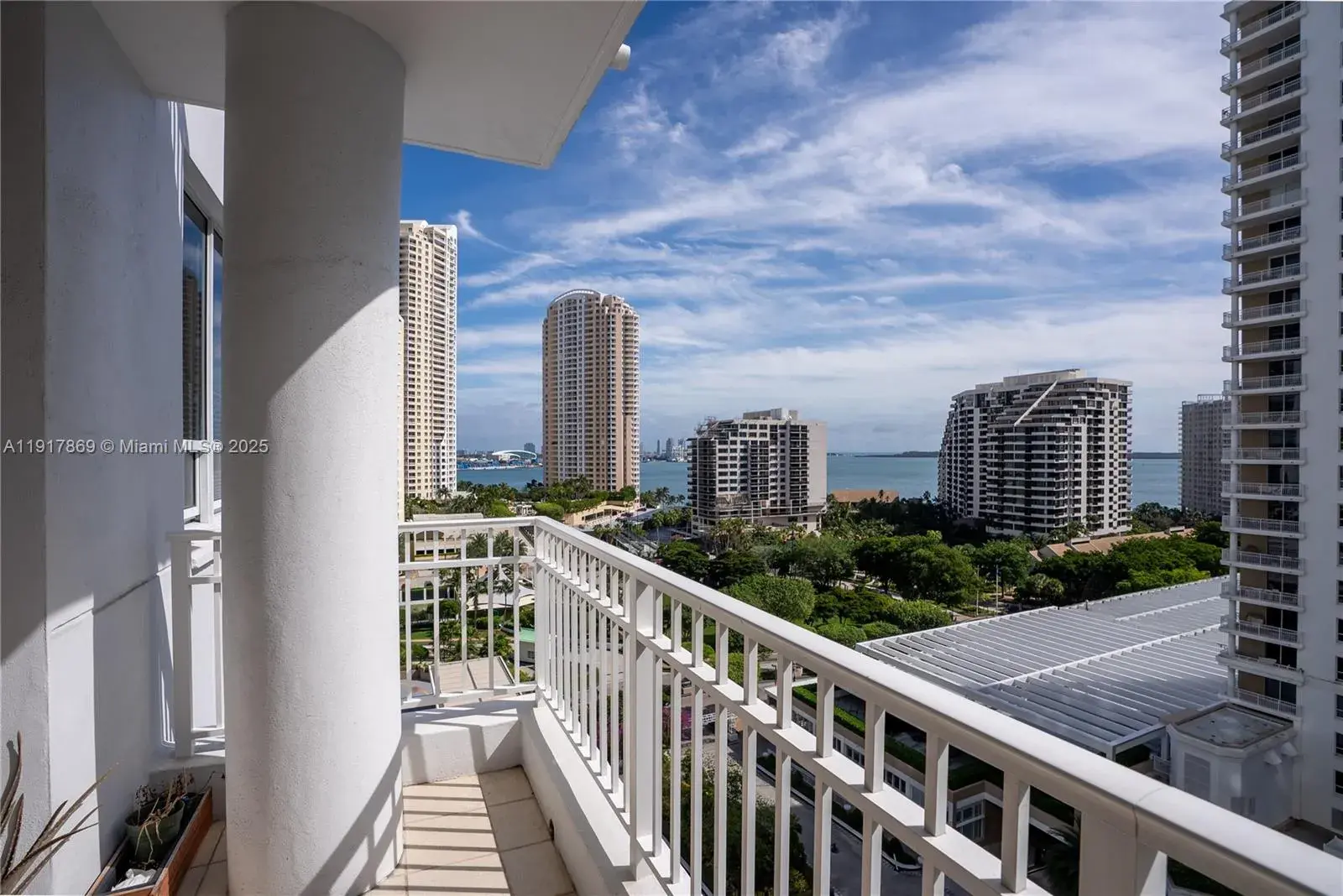 1 bedroom 1 bath Residential for sale at 801 Brickell Key Blvd # 1407, Miami FL 33131