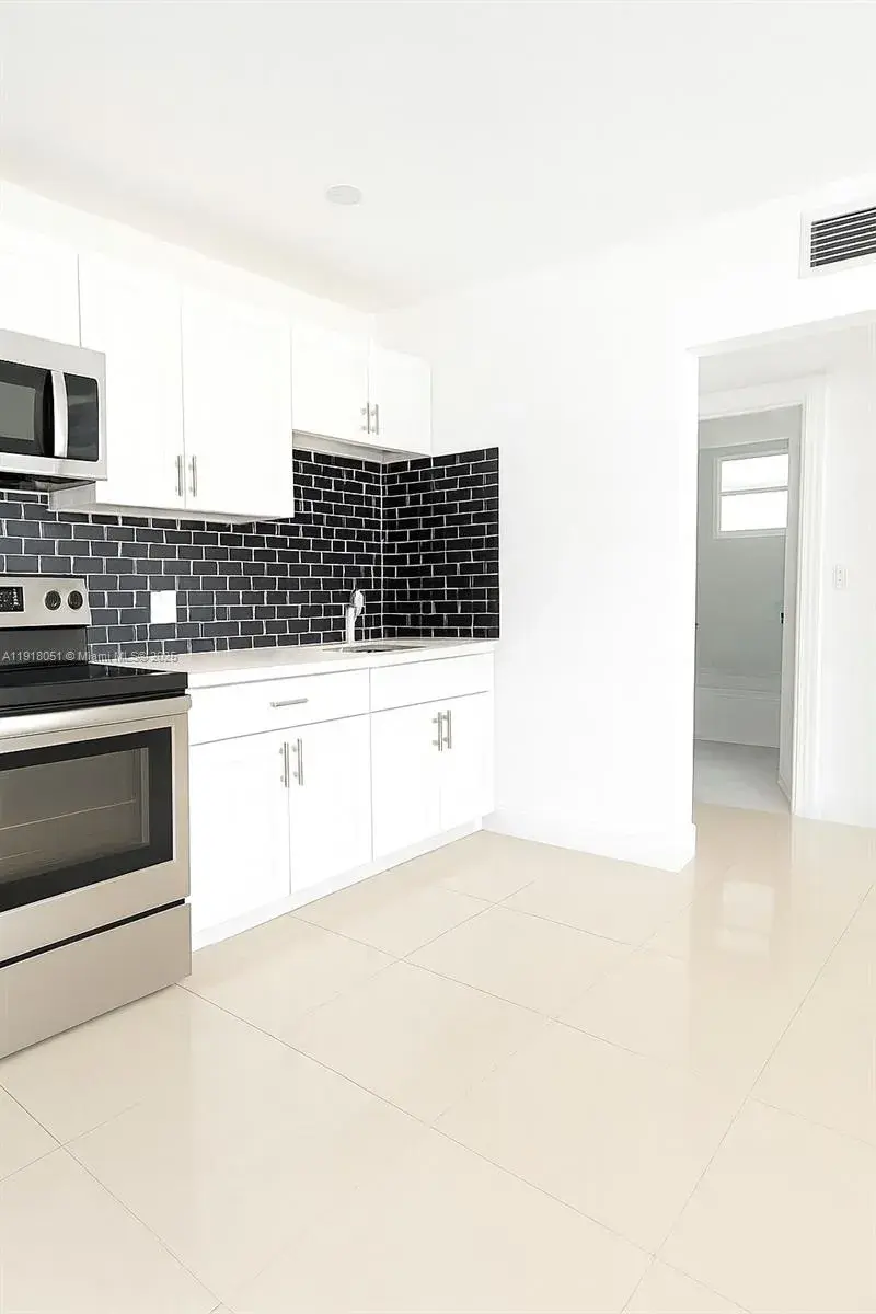 1 bedroom 1 bath Residential Lease for rent at 724 NW 3rd Ct # 2, Hallandale Beach FL 33009