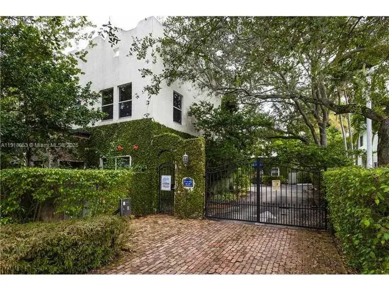 2 bedroom 1 bath Residential Lease for rent at 3051 Center St # 9, Miami FL 33133