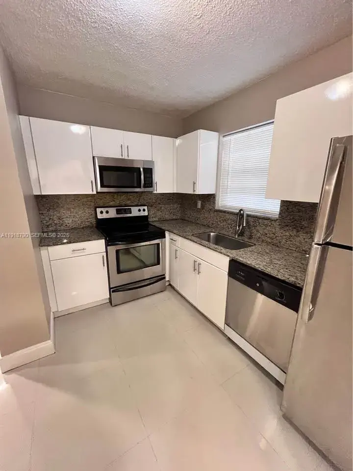 3 bedroom 2 bath Residential Lease for rent at 251 N 68th Ter # 251, Hollywood FL 33024