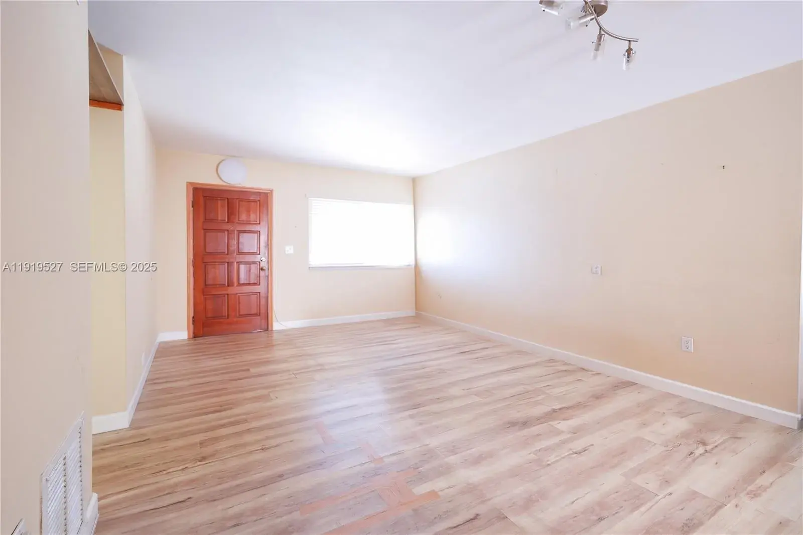 8041 Lake Dr # 102, Doral FL 33166