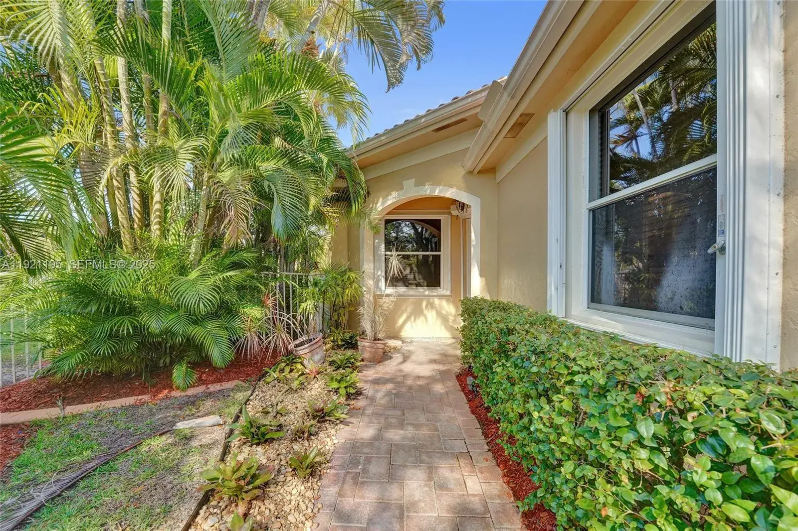 2456 Bay Isle Ct, Weston FL 33327