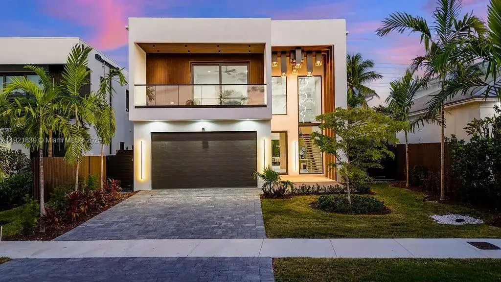 4 bedroom 4 bath for sale at 618 NE 17th Way, Fort Lauderdale FL 33304