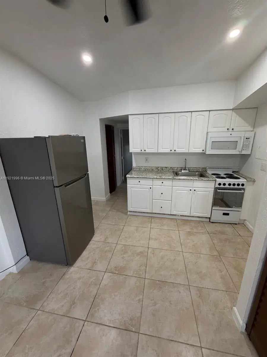 830 SW 6th St # B, Hallandale Beach FL 33009