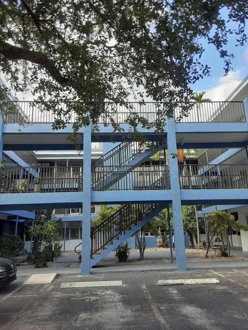 1 bedroom 1 bath Residential Lease for rent at 1943 Monroe St # 306A, Hollywood FL 33020