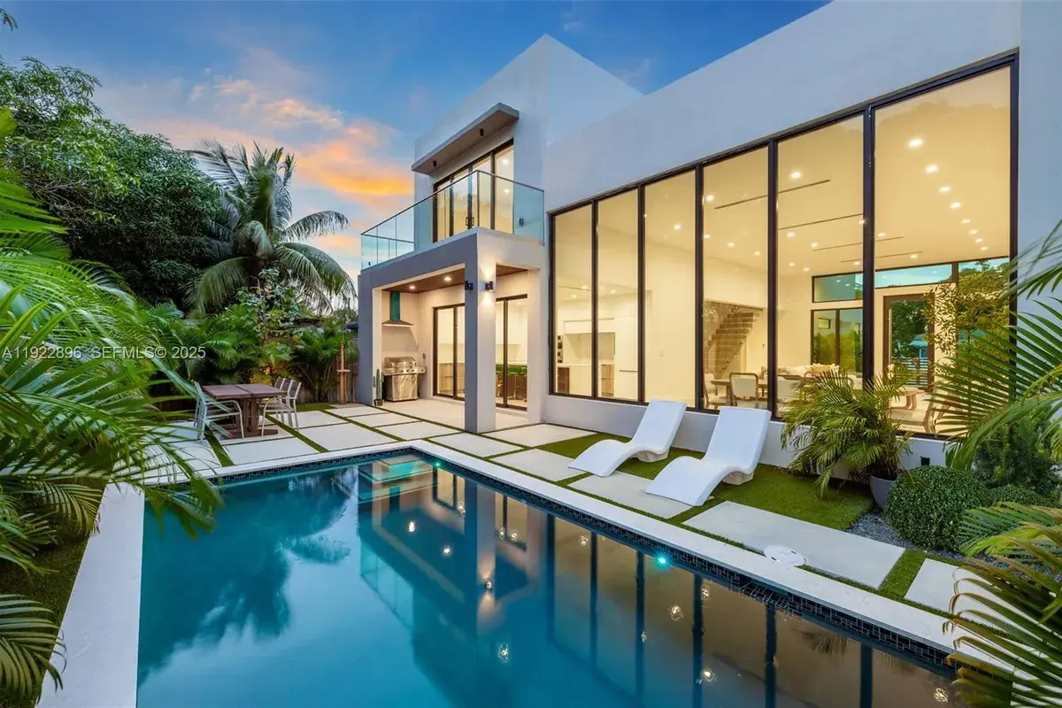 66 NW 50th St, Miami FL 33127