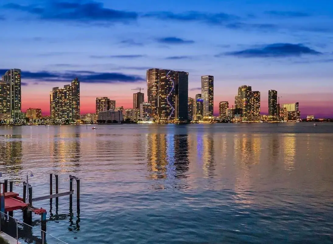 851 N Venetian Dr, Miami FL 33139
