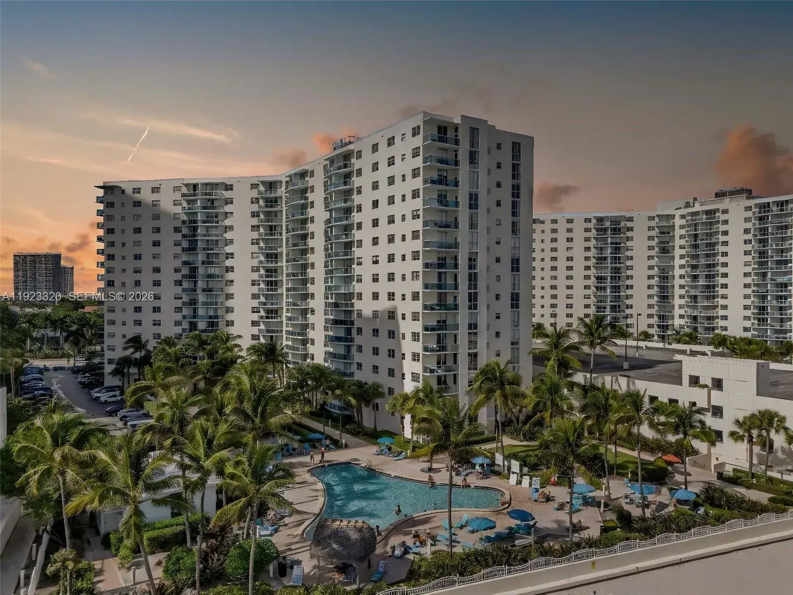 1 bedroom 1 bath Residential for sale at 3901 S Ocean Dr, Hollywood FL 33019