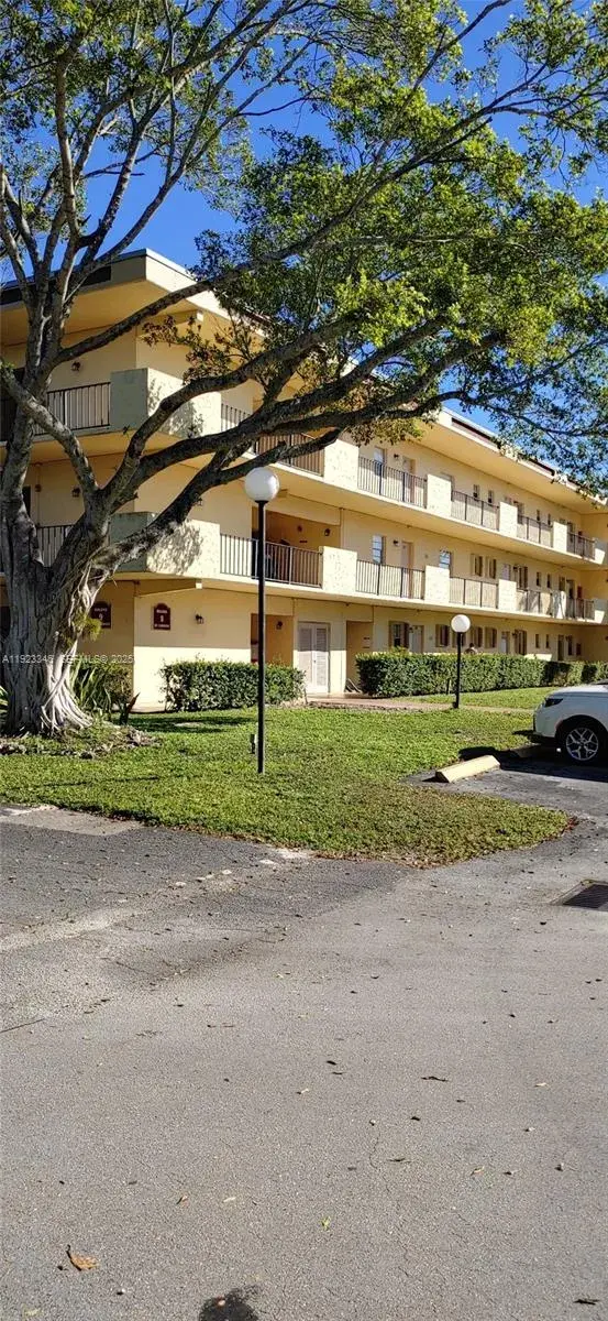 1 bedroom 1 bath Residential for sale at 351 Cambridge Rd # 107, Hollywood FL 33024