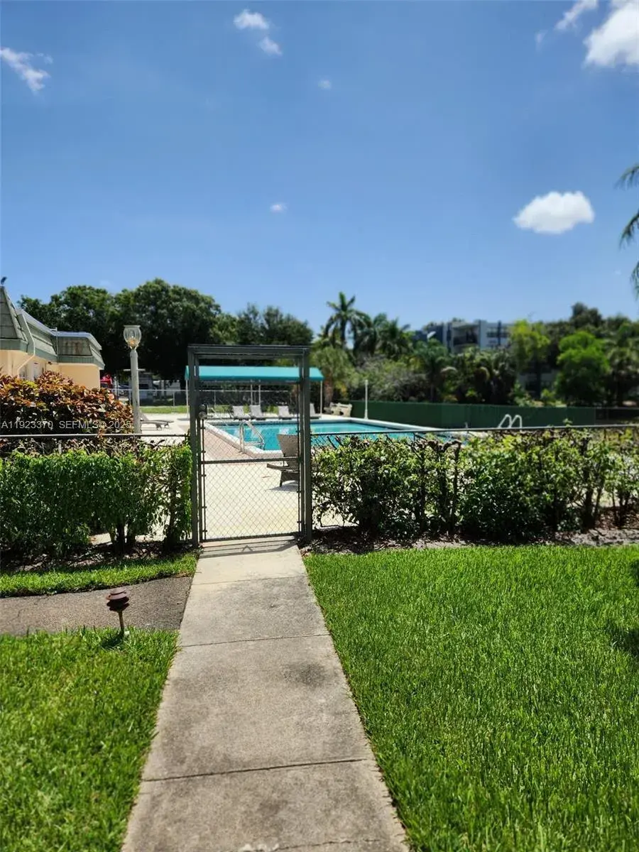 2 bedroom 2 bath Residential for sale at 4100 N 58th Ave # 207, Hollywood FL 33021