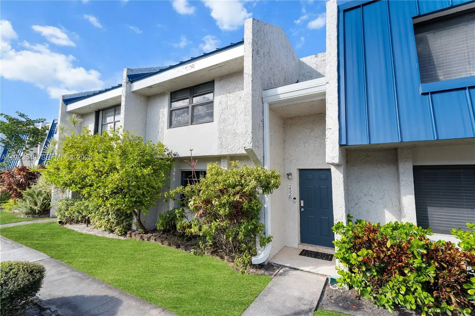 3 bedroom 2 bath Residential for sale at 2528 N 38 Ave # 32, Hollywood FL 33021