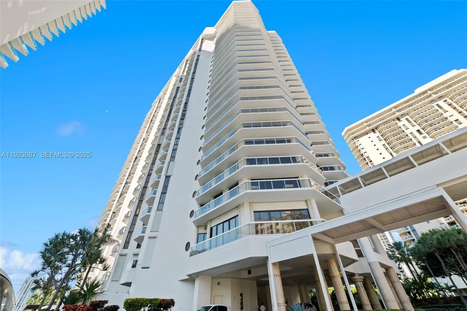 2 bedroom 2 bath Residential Lease for rent at 20185 E Country Club Dr # 904, Aventura FL 33180