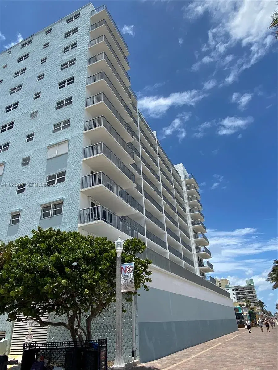 1 bedroom 1 bath Residential for sale at 400 N Surf Rd, Hollywood FL 33019