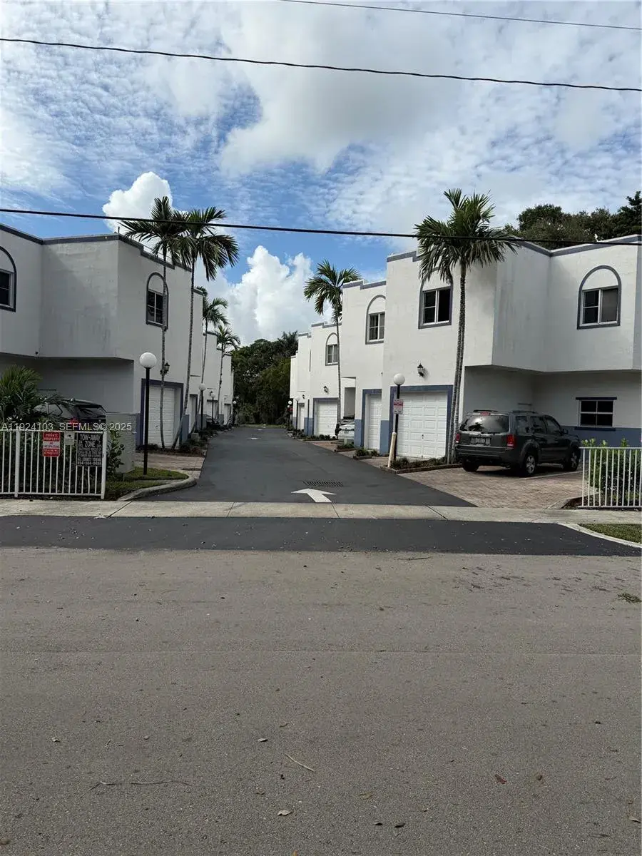 3 bedroom 2 bath Residential for sale at 2927 SW 18th Ter, Fort Lauderdale FL 33315