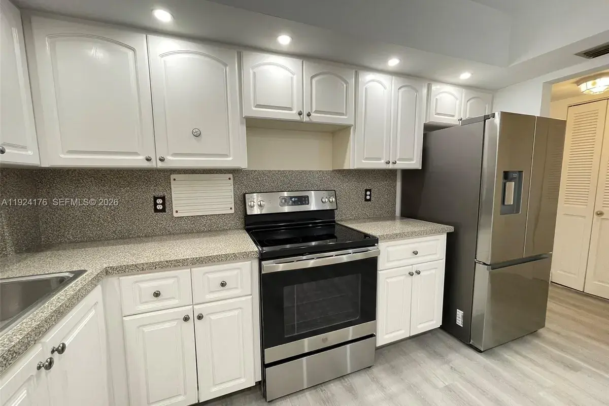 3800 N Hills Dr # 308, Hollywood FL 33021