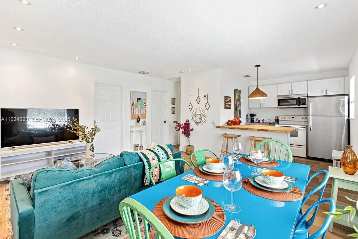 2 bedroom 1 bath Residential Lease for rent at 811 Tequesta St # 2, Fort Lauderdale FL 33312