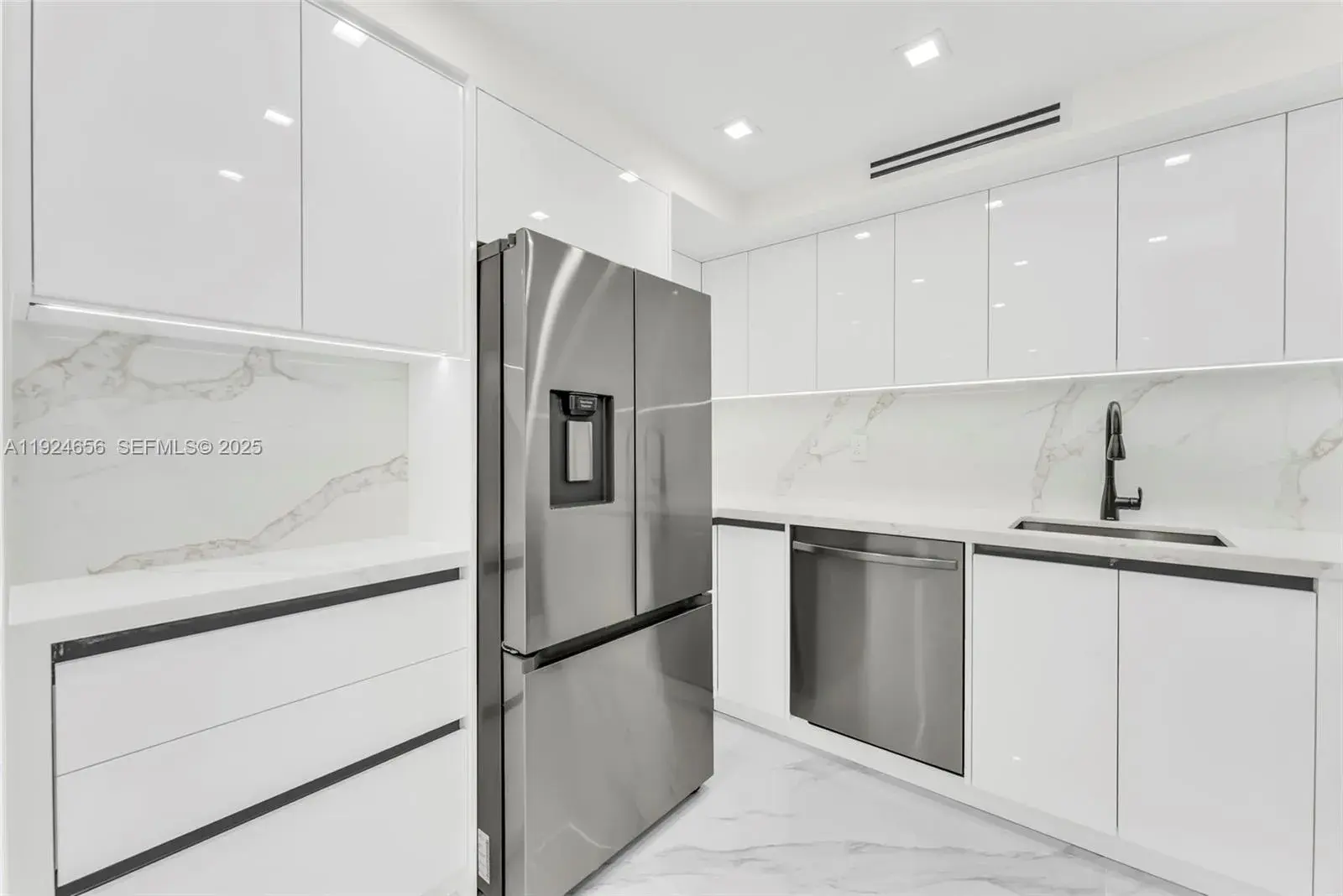 2 bedroom 2 bath for sale at 251 174th St # 1414, Sunny Isles Beach FL 33160
