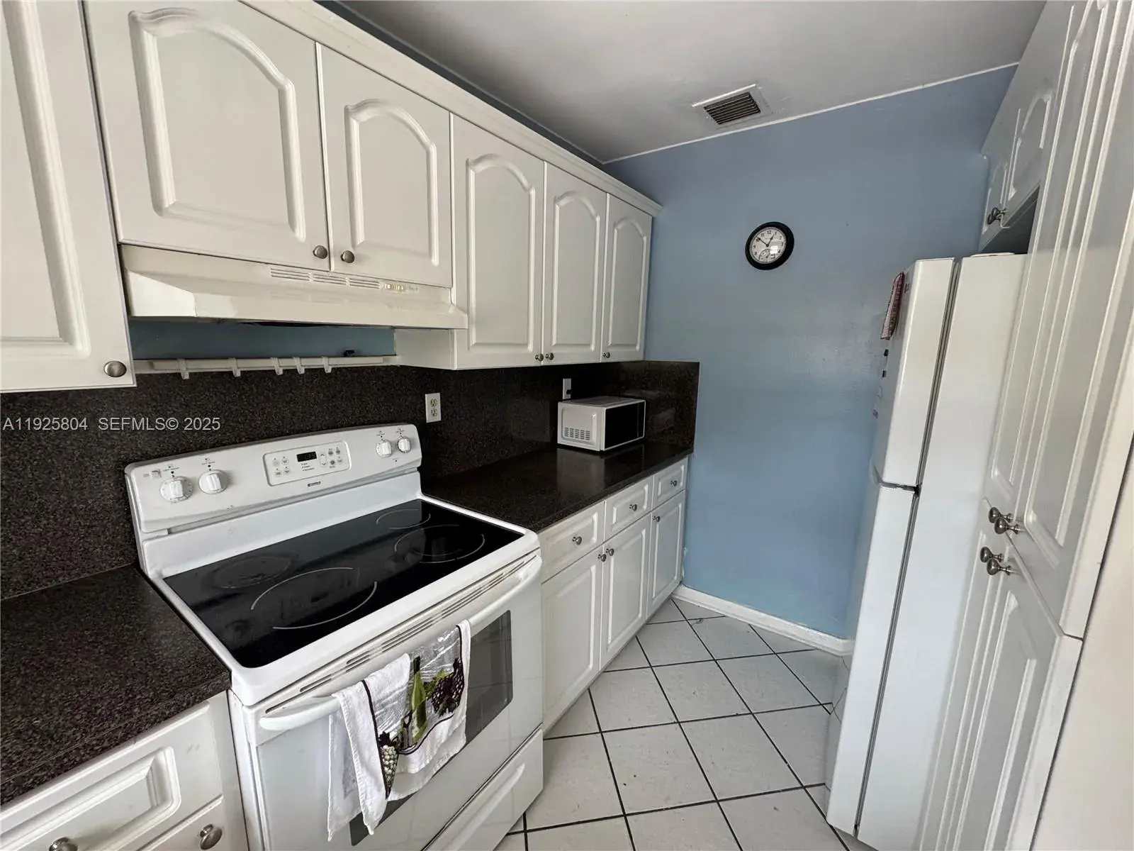 13846 Kendale Lakes Dr, Miami FL 33183