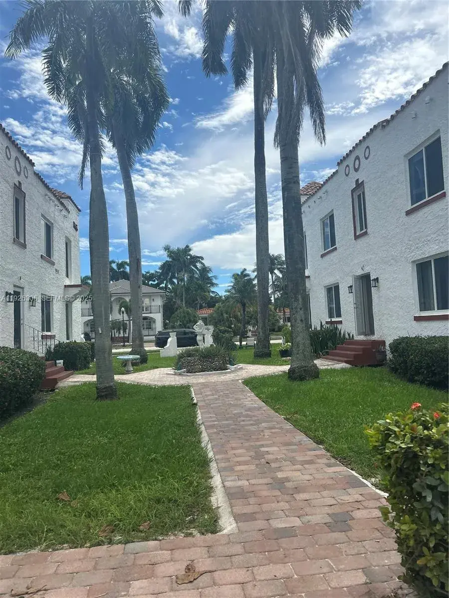 1 bedroom 1 bath Residential Lease for rent at 817 Tyler St # 9, Hollywood FL 33019