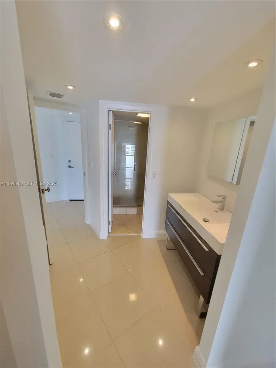 3301 N Country Club Dr # 811, Aventura FL 33180