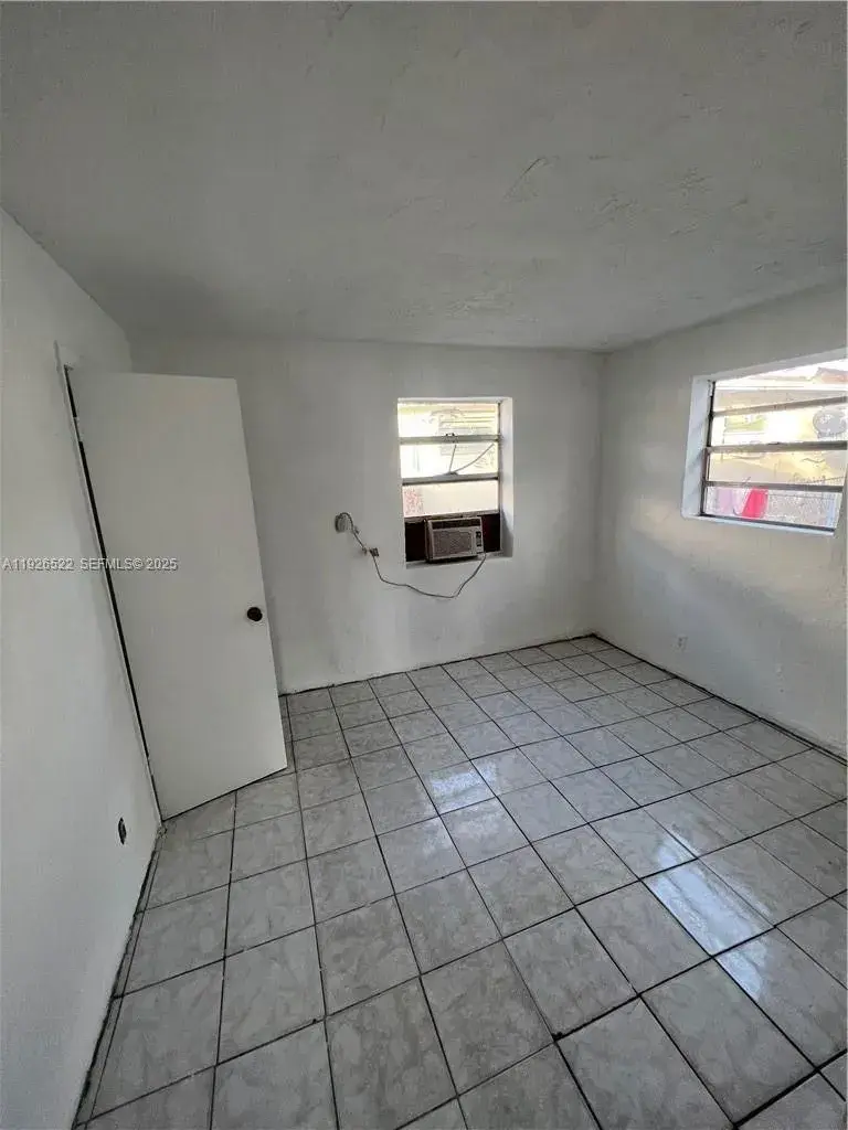1 bedroom 1 bath Residential Lease for rent at 106 NW 3rd St # 106, Hallandale Beach FL 33009