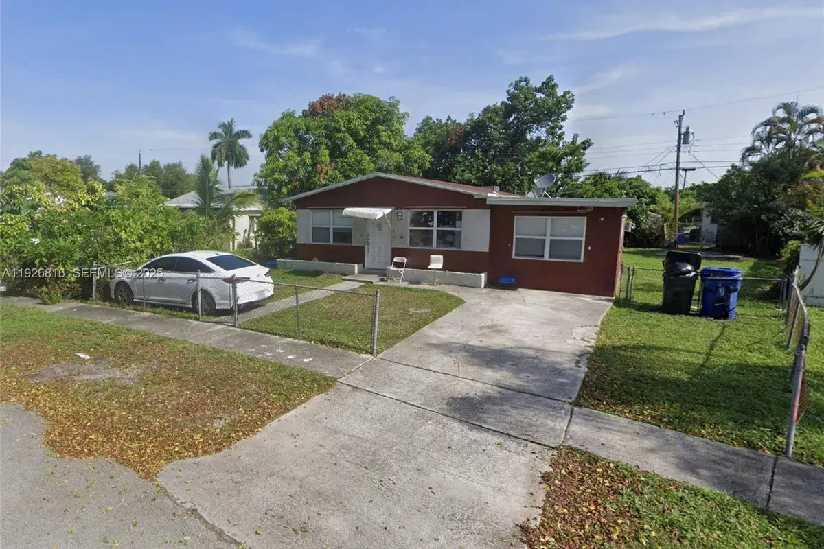 6109 Hayes St, Hollywood FL 33024