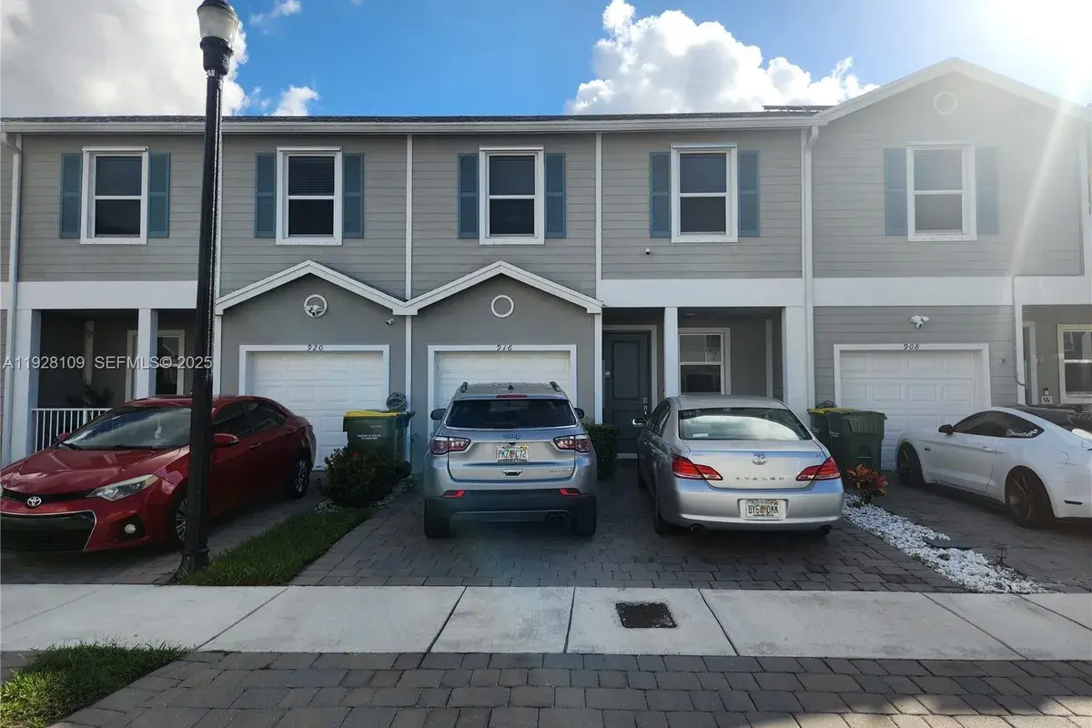 916 SE 17th Ct, Homestead FL 33034