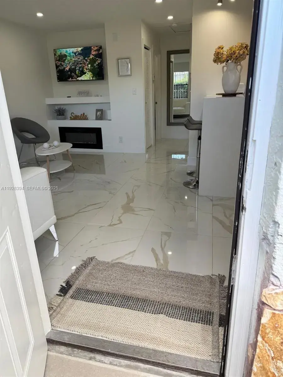 209 NW 7th CT # 2, Hallandale Beach FL 33009