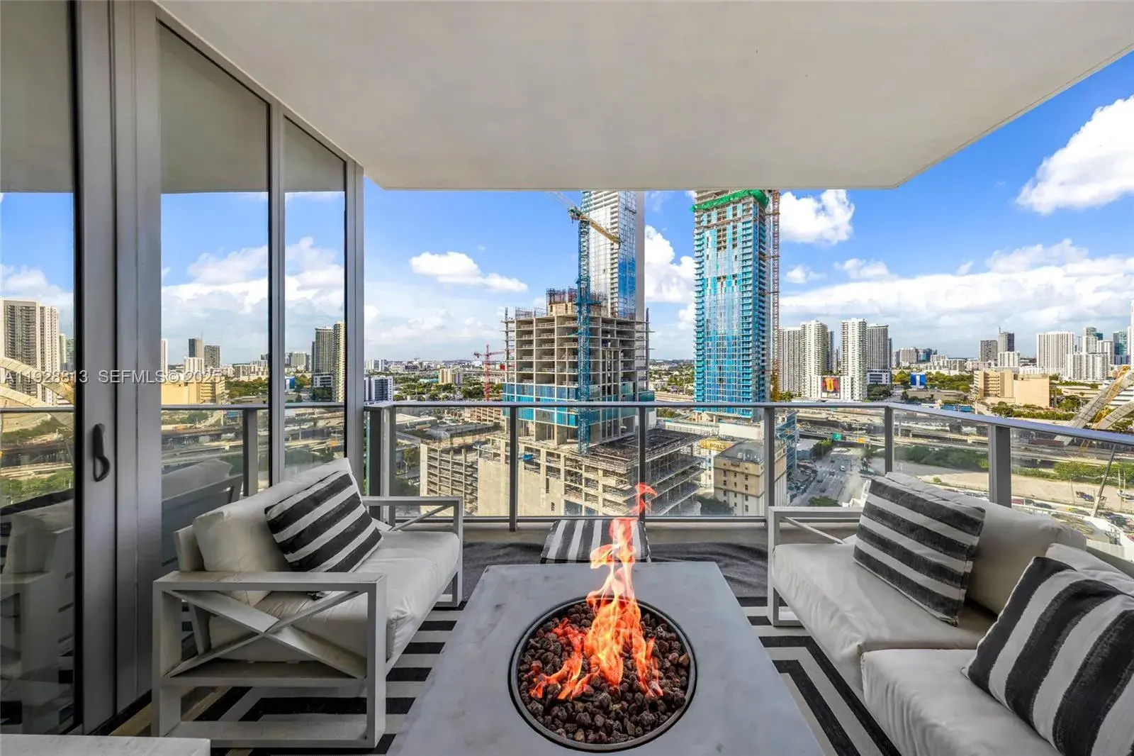 1 bedroom 2 bath Residential for sale at 851 NE 1st Ave # 1700, Miami FL 33132